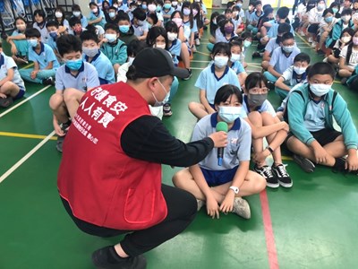 圖1.中市食安青年軍前進國中小校園宣傳食安