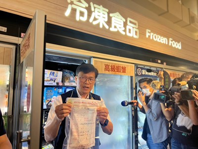 衛生局長曾梓展今-1-日率隊前往大賣場突擊稽查-現場抽驗水產品帶回實驗室檢測輻射值-全力為市民健康把關